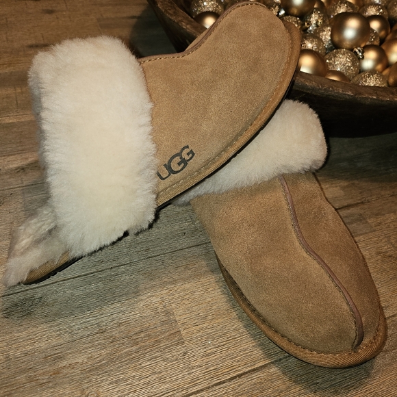 UGGS - Picture 6 of 8
